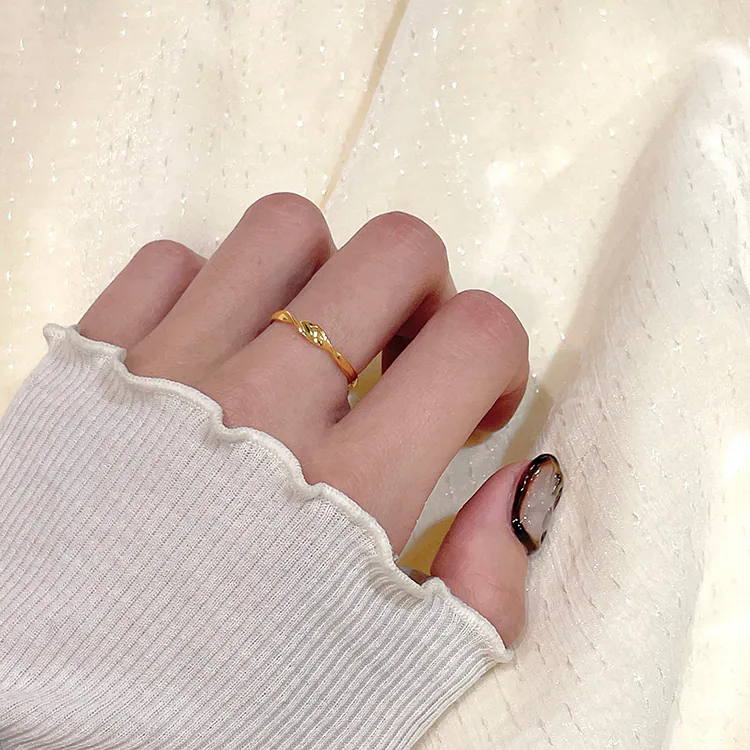 簡約波浪黃金戒指 流線設計展現女性優雅氣質