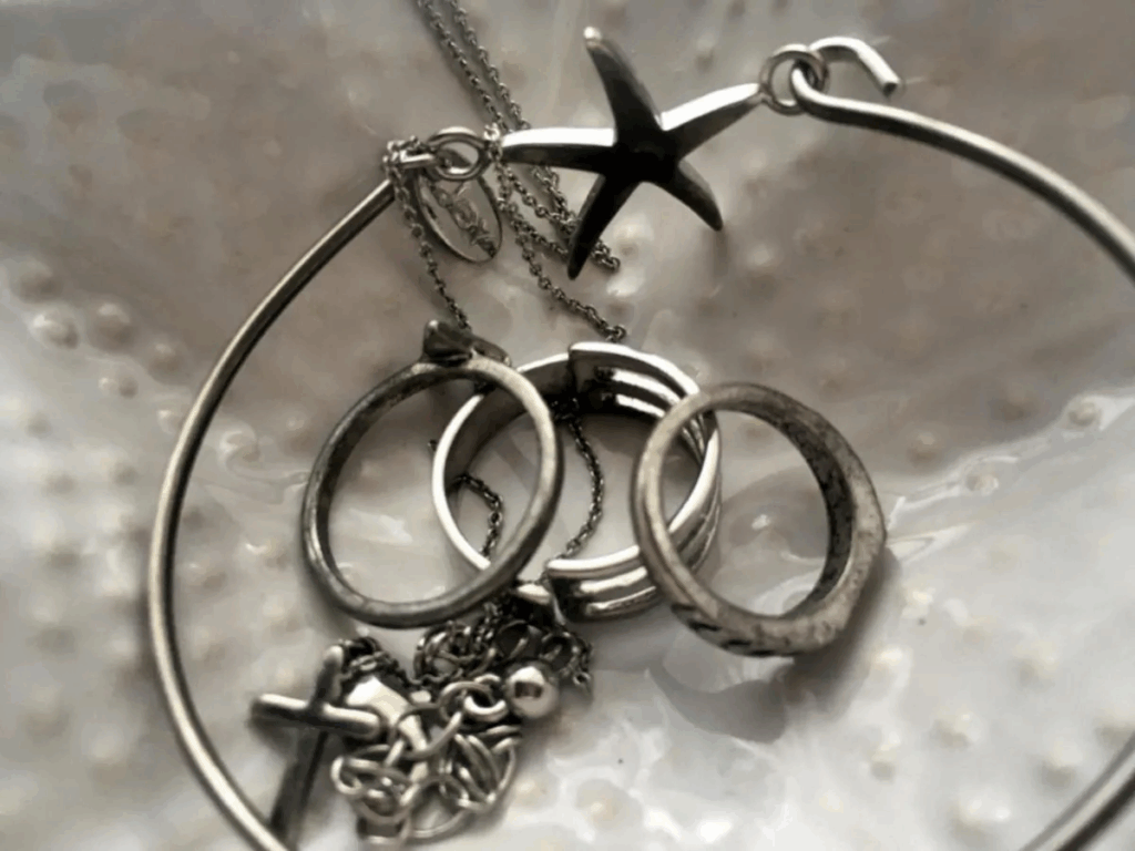 銀飾變黑原因示意圖｜空氣中硫化物導致氧化