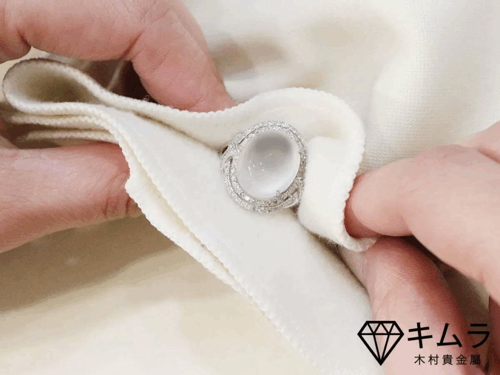 每日飾品清潔重點｜軟布擦拭汗水與油脂保持光澤