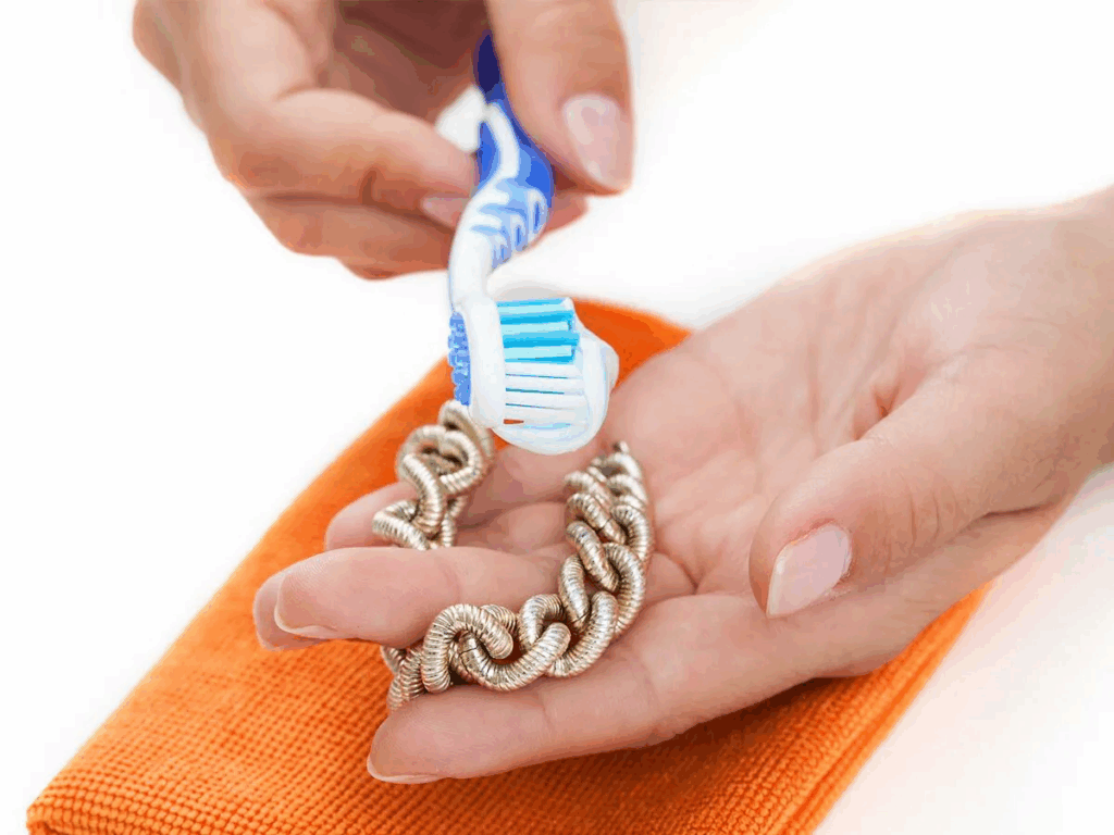 金飾清潔方法示範｜使用中性清潔劑溫和去污不傷金