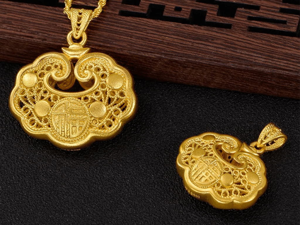 鏤空金飾工法展示｜古法黃金手鐲與雕花細節特寫